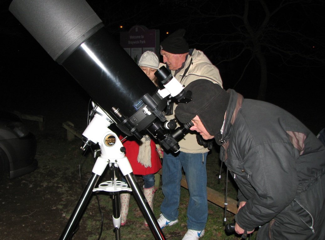 Photo: ../Outreach_&_Events/photos/SGL_2012_telescope.jpg