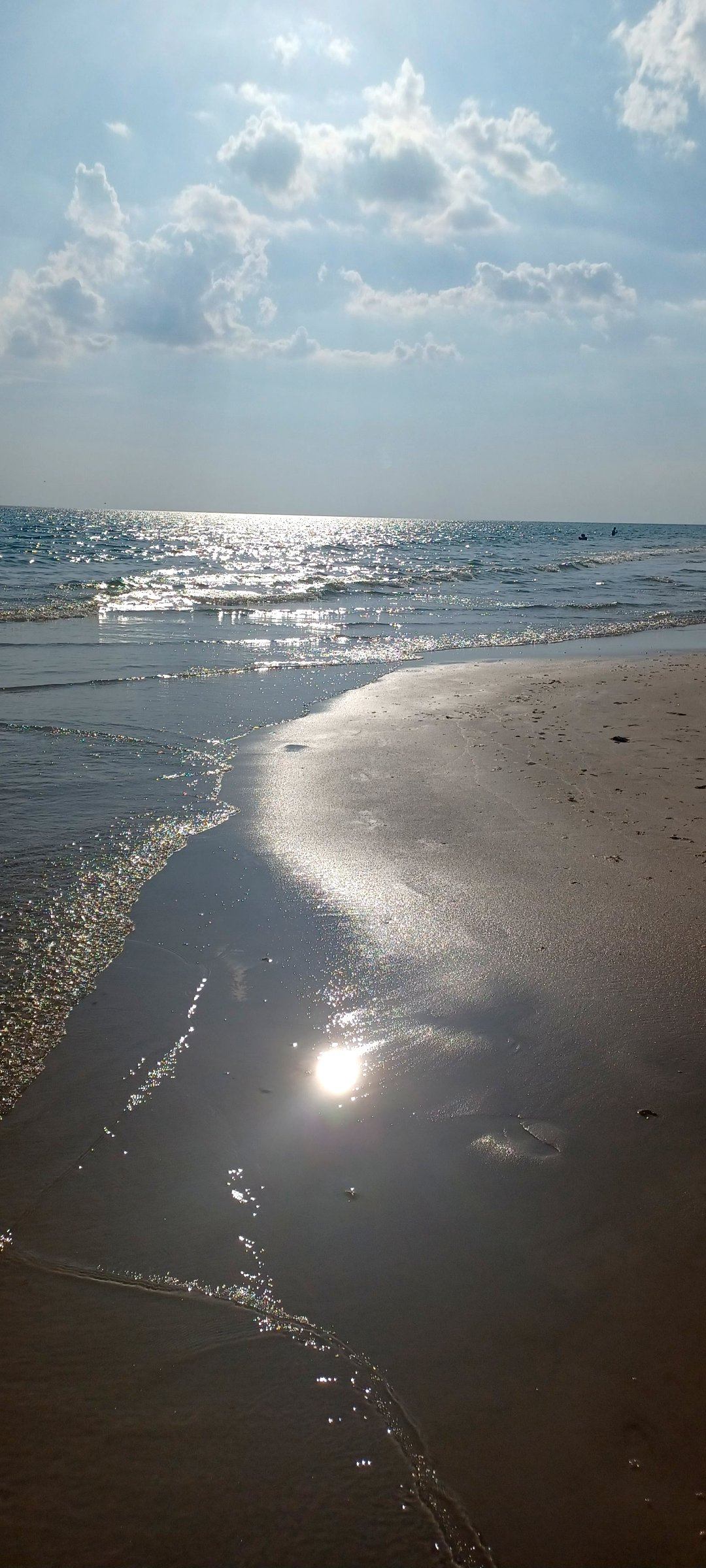 Photo: ../Photo_Competition/photos/2025-Art-winner_JoK-Sun-reflection-on-beach.jpg